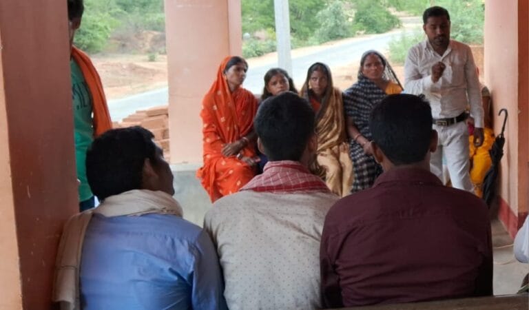 कुंदा: लोटवा गांव में विधिक जागरूकता कार्यक्रम आयोजित, लोगों को दी गई कानूनी जानकारी 2 kunda