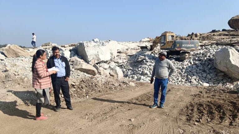 गुमला जिला प्रशासन की बड़ी कार्रवाई: अवैध खनन और क्रशरों पर छापेमारी 7 PATTHAR GUMLA