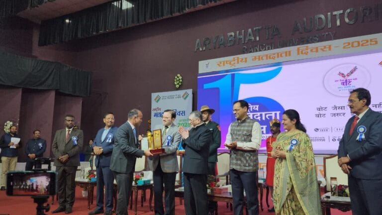 राष्ट्रीय मतदाता दिवस पर गुमला डीसी और एसडीओ को राज्य स्तरीय सम्मान 8 gumla-dc-sdo-honored-on-national-voters-day