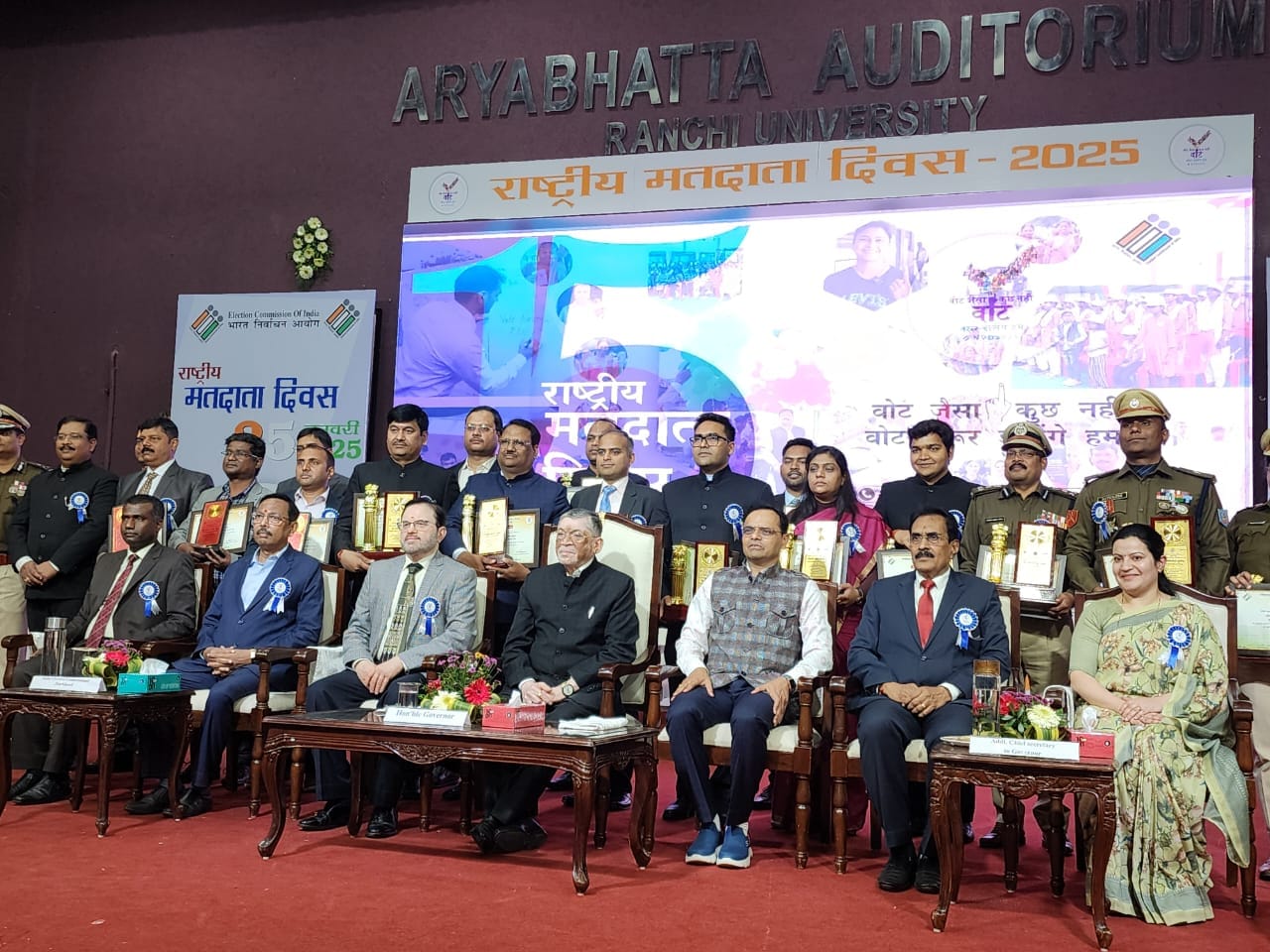 gumla-dc-sdo-honored-on-national-voters-day (2)