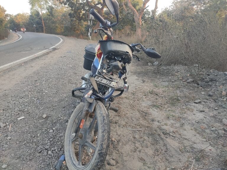 चतरा के लरकुआं मोड़ में बाइक और चार पहिया की जोरदार टक्कर बाल - बाल बचे 10 टक्कर