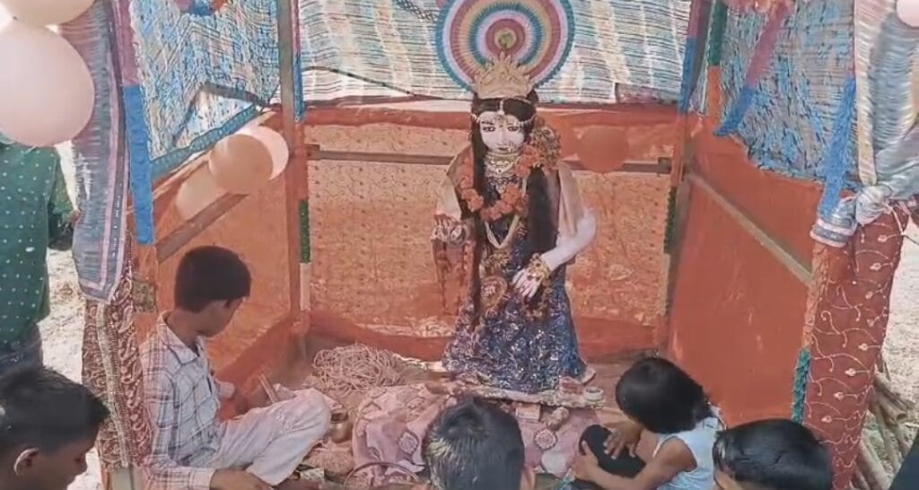 10 वर्षीय बालक ने बनाया मां सरस्वती की प्रतिमा