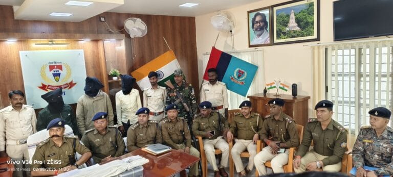 चतरा पुलिस ने हत्याकांड मामले में तीन अपराधी को किया गिरफ्तार, एसपी ने प्रेसवार्ता कर दी जानकारी 4 चतरा पुलिस द्वारा गिरफ्तार किए गए अपराधी और बरामद सामान की तस्वीर