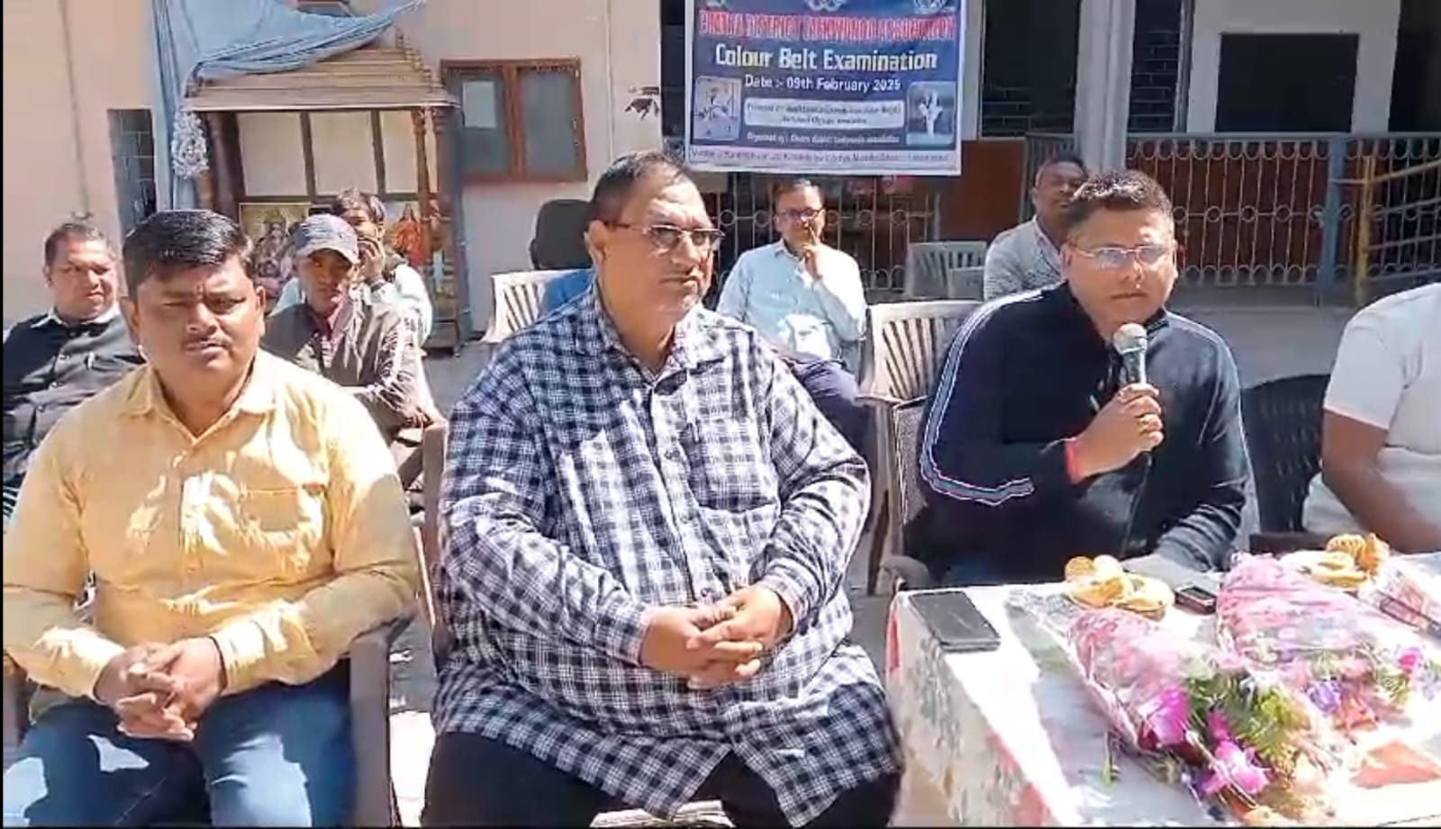 chatra-taekwondo-exam-2025 (1) चतरा में ताइक्वांडो ग्रेडिंग परीक्षा के दौरान खिलाड़ी और मुख्य अतिथि एसडीपीओ संदीप सुमन