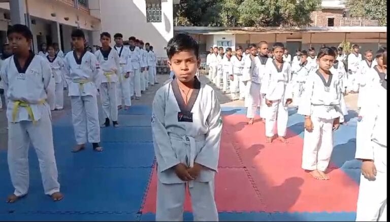 चतरा में ताइक्वांडो ग्रेडिंग परीक्षा के दौरान खिलाड़ी और मुख्य अतिथि एसडीपीओ संदीप सुमन