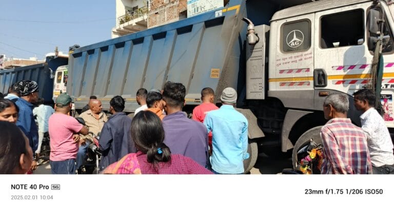 coal-trucks-protest-chatra