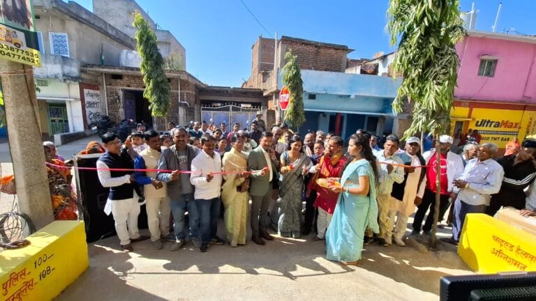 गिद्धौर में बचपन फ्री स्कूल के उद्घाटन समारोह में अतिथियों की उपस्थिति