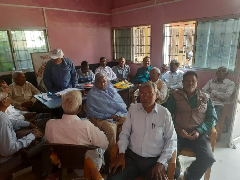 गुमला जिला पेंशनर समाज की मासिक बैठक में शामिल सदस्य और पदाधिकारी