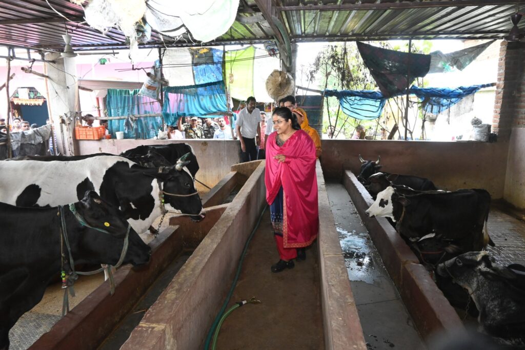 उपायुक्त कीर्तिश्री ने मयूरहंड में विकास योजनाओं का किया निरीक्षण, मनरेगा पार्क और जलाशय को मिलेगा नया रूप 10 518342759 722226174008778 1568566035573901789 n