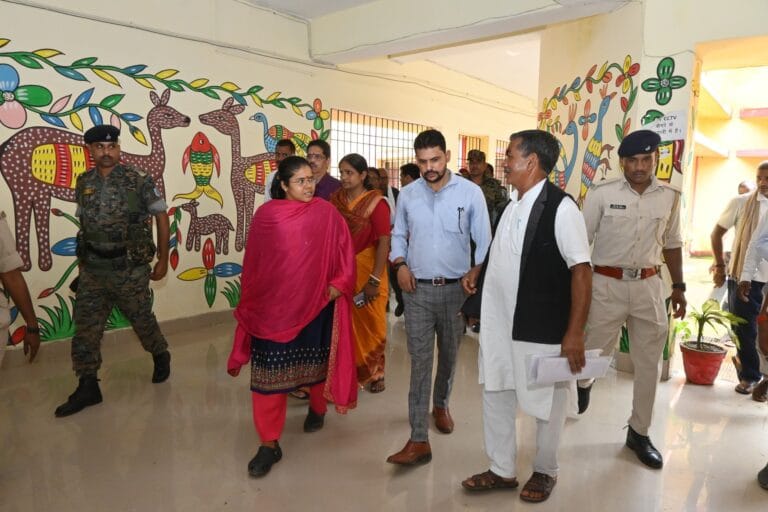 उपायुक्त कीर्तिश्री ने मयूरहंड में विकास योजनाओं का किया निरीक्षण, मनरेगा पार्क और जलाशय को मिलेगा नया रूप 3 उपायुक्त कीर्तिश्री मनरेगा पार्क का उद्घाटन करते हुए