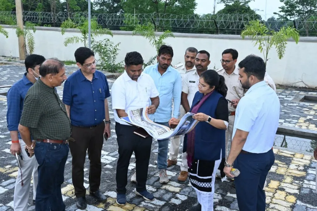 Home 60 चतरा उपायुक्त इको पार्क निर्माण स्थल का निरीक्षण करते हुए