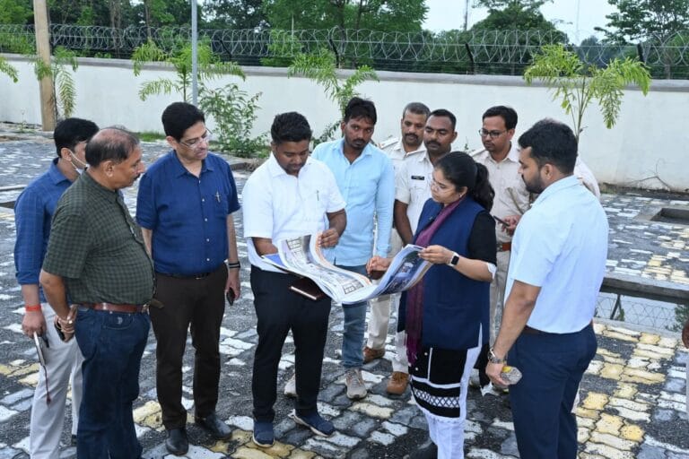 जवाहरलाल नेहरू स्टेडियम के पीछे बन रहे इको पार्क का निरीक्षण करने पहुंचे चतरा उपायुक्त 6 चतरा उपायुक्त इको पार्क निर्माण स्थल का निरीक्षण करते हुए