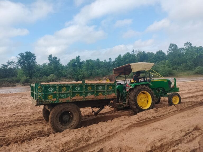दुवारी नदी से अवैध बालू उठाव जोरों पर, प्रशासन मौन 4 Balu Le jaate hue tractor