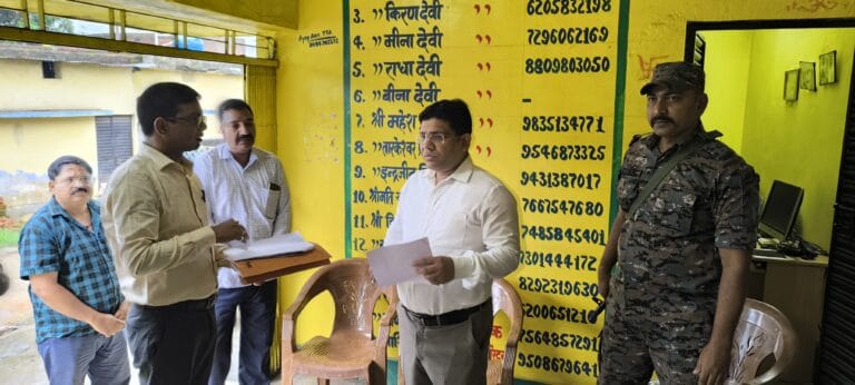 उपायुक्त ने किया सलगांवां पैक्स (धान अधिप्राप्ति केंद्र) का निरीक्षण 3 IMG-20250707-WA0034