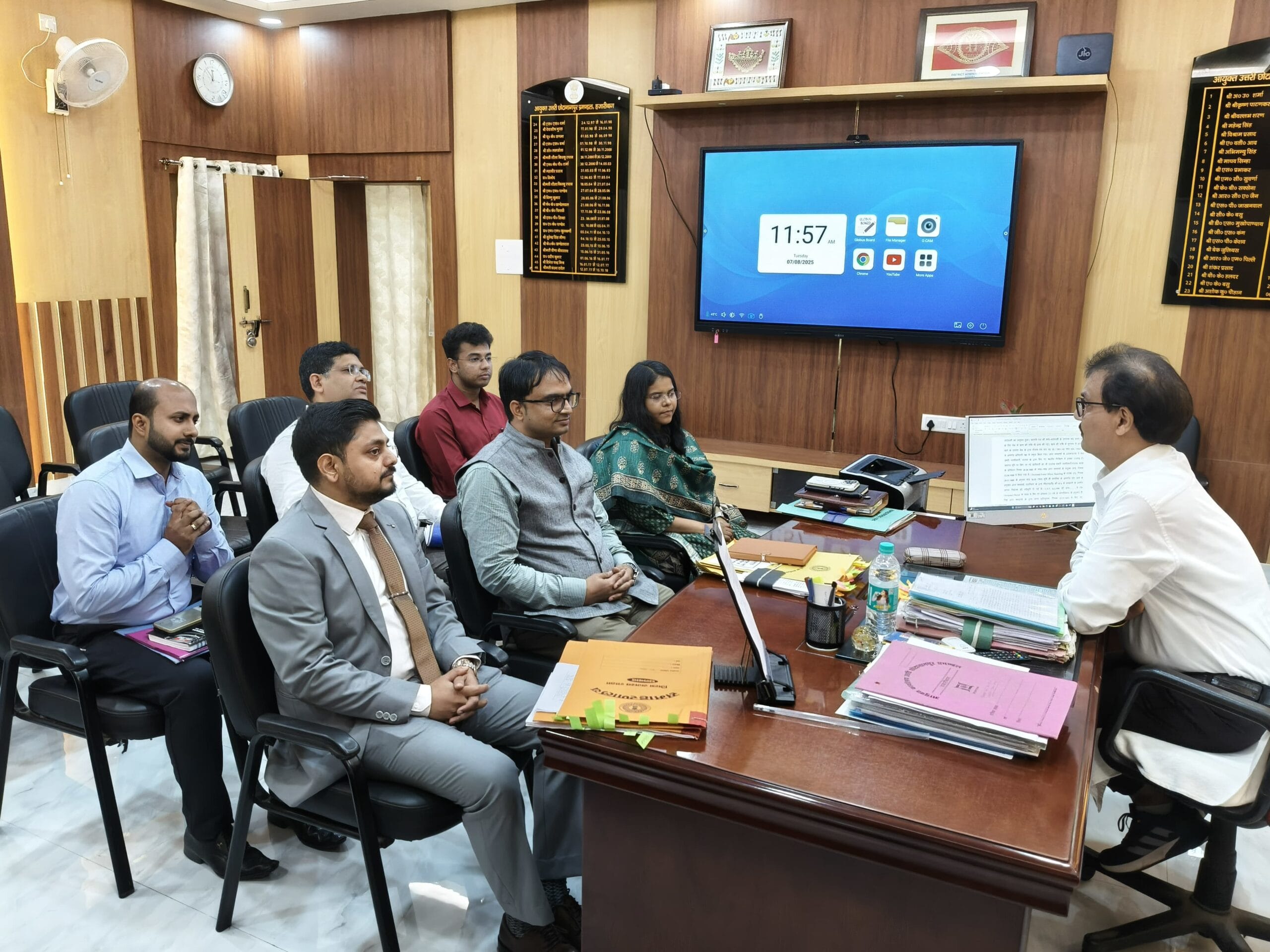 राजस्व संबंधी मामलों को लेकर प्रमंडलीय आयुक्त ने की समीक्षात्मक बैठक 1 IMG-20250708-WA0013