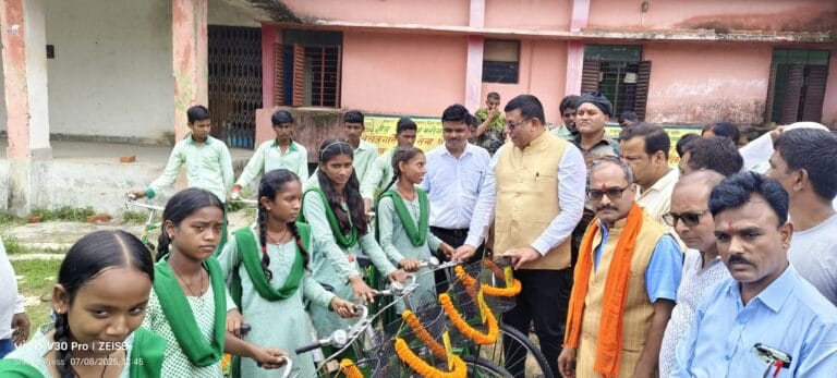 विधायक उज्ज्वल दास का पत्थलगड़ा दौरा: बिचौलियों को चेतावनी, अफसरों को फटकार 4 IMG-20250708-WA0018