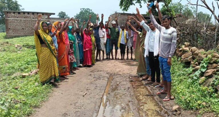 डोकवा गांव में पानी, सड़क और बिजली का घोर अभाव, ग्रामीण बोले – ‘मईया सम्मान नहीं, सुविधा चाहिए 2 डोकवा गांव में एकमात्र चापाकल पर पानी भरने के लिए लगी भीड़