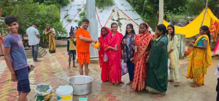कुंदा के महादेव मठ मंदिर में पहली सोमवारी को उमड़ी श्रद्धालुओं की भीड़, 20 हजार से अधिक ने किया जलाभिषेक 8 महादेव मठ मंदिर कुंदा में सावन की पहली सोमवारी को जलाभिषेक करते श्रद्धालु