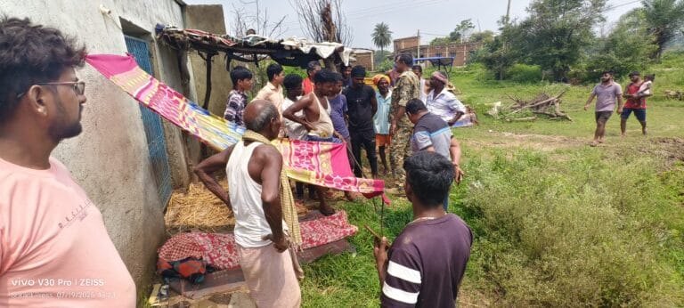 चतरा: ट्रैक्टर दुर्घटना में चालक की मौत, मुआवजे की मांग को लेकर ग्रामीणों ने शव रख किया प्रदर्शन 4 बोगासाड़म गांव में ट्रैक्टर दुर्घटना के बाद मृतक रंजीत भुइयां के शव को लेकर प्रदर्शन करते ग्रामीण