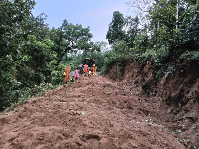 प्रशासन की अनदेखी के बाद कुंदा के ग्रामीणों ने श्रमदान से तीन किमी सड़क बनायी 1 कुंदा प्रखंड के ग्रामीण श्रमदान कर सड़क बनाते हुए