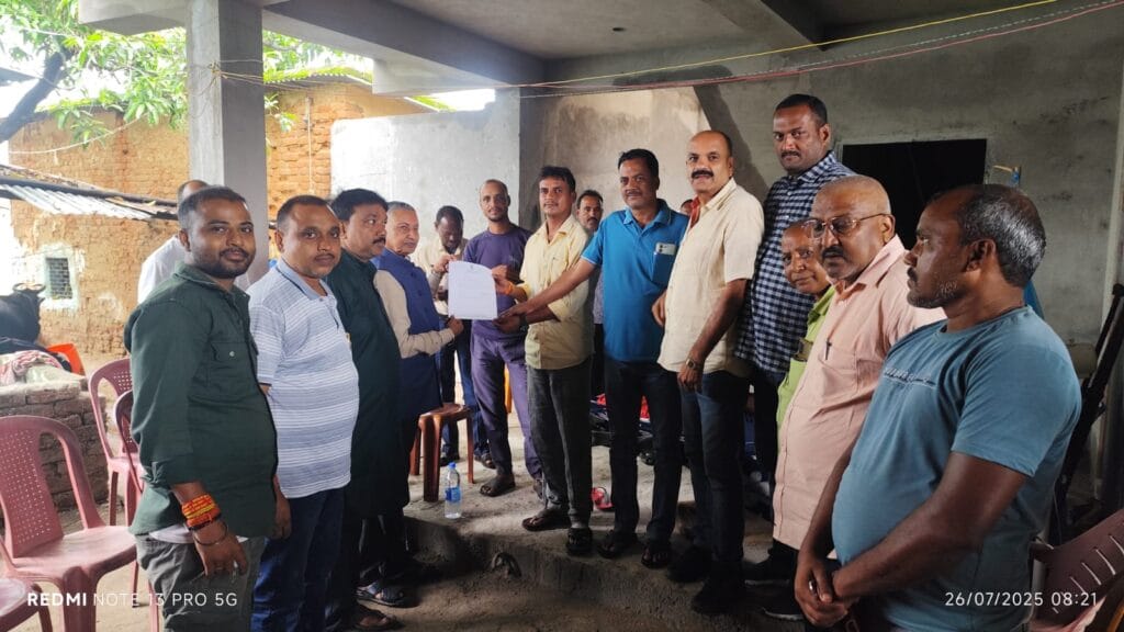 Home 38 सतीश सिंह को सांसद प्रतिनिधि नियुक्त करते हुए प्रमाण पत्र सौंपते सांसद कालीचरण सिंह