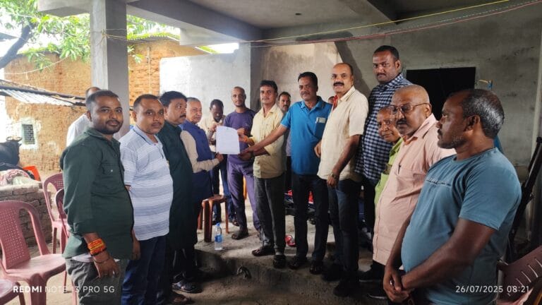 सतीश सिंह को सांसद प्रतिनिधि नियुक्त करते हुए प्रमाण पत्र सौंपते सांसद कालीचरण सिंह