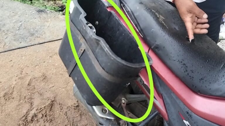 चतरा के बौधाडीह गांव में टूटी हुई बाइक की डिक्की और चोरी की घटना स्थल