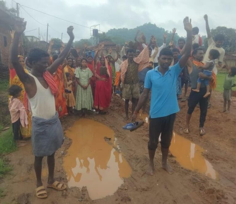 पंचायती राज के बाद भी नहीं बना सड़क “मईया सम्मान योजना” का विरोध, ग्रामीणों ने माँगा पक्की सड़क 5 कुंदा प्रखंड के अखरा टोला में कीचड़भरी सड़क पर विरोध करती महिलाएं