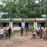 Home 57 कुंदा के विद्यालय में चोरी के बाद टूटा ताला और खाली कंप्यूटर रूम