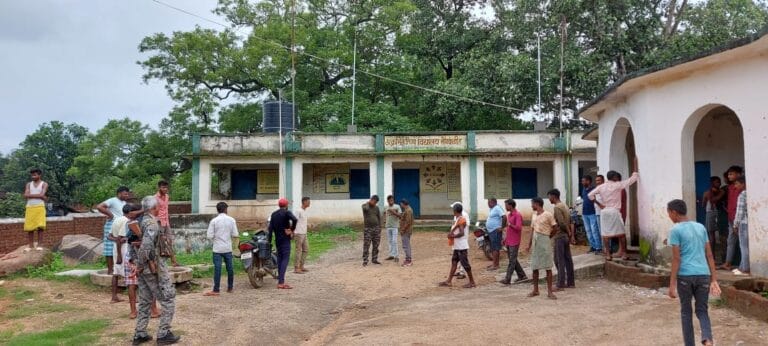 कुंदा के मेदवाडीह स्कूल में बड़ी चोरी, चोरों ने कंप्यूटर और डिजिटल उपकरण किया पार 10 कुंदा के विद्यालय में चोरी के बाद टूटा ताला और खाली कंप्यूटर रूम