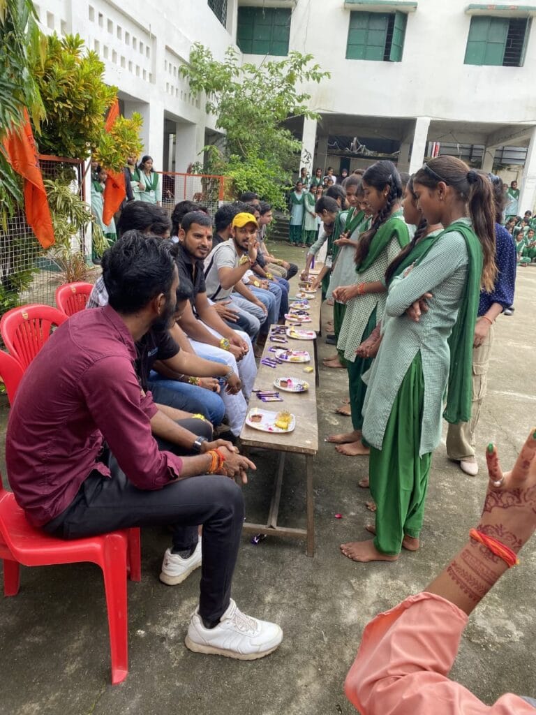 ABVP चतरा इकाई ने रक्षाबंधन का पर्व राज्य संपोषित बालिका प्लस टू उच्च विद्यालय में धूमधाम से मनाया 4 1000578715