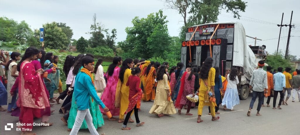 पूर्व मंत्री सत्यानन्द भोगता ने श्रावण मास पर इटखोरी सहस्त्र शिवलिंग जा रहे श्रद्धालुओं से की मुलाकात 2 1000578729