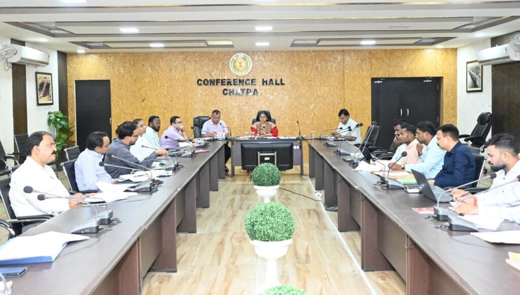 उपायुक्त कीर्तिश्री ने राजस्व एवं संबंधित विभागों की लंबित मामलों की समीक्षा, दिए आवश्यक निर्देश 2 1000587045