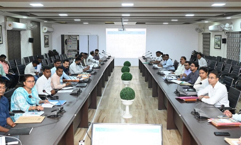उपायुक्त कीर्तिश्री ने राजस्व एवं संबंधित विभागों की लंबित मामलों की समीक्षा, दिए आवश्यक निर्देश 3 1000587046