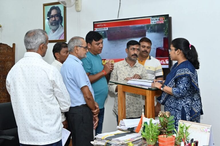 चतरा उपायुक्त कीर्तिश्री जनता दरबार में लोगों की समस्याएं सुनते हुए