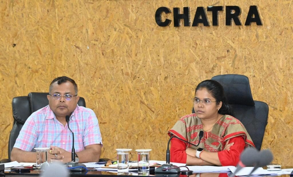 चतरा उपायुक्त कीर्तिश्री राजस्व विभाग की लंबित मामलों की समीक्षा बैठक करते हुए