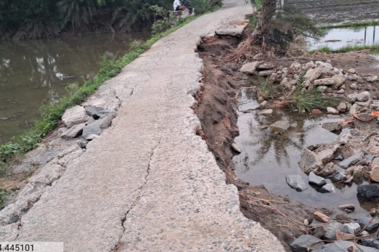1 कुब्बा गांव में बारिश से बही सड़क का टूटा हुआ हिस्सा