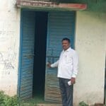 बौधाडीह पंचायत सचिवालय का टूटा हुआ ताला और खाली पड़ा कमरा