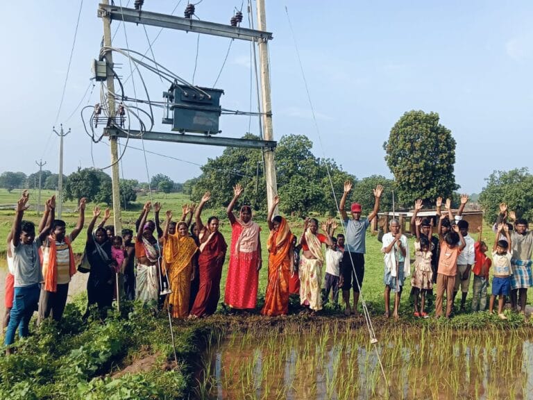 टिकैतबान्ध गांव में जला हुआ ट्रांसफार्मर और अंधेरे में डूबे घर