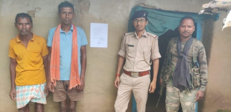 फरार आरोपी के घर पुलिस द्वारा इश्तेहार चिपकाते अधिकारी