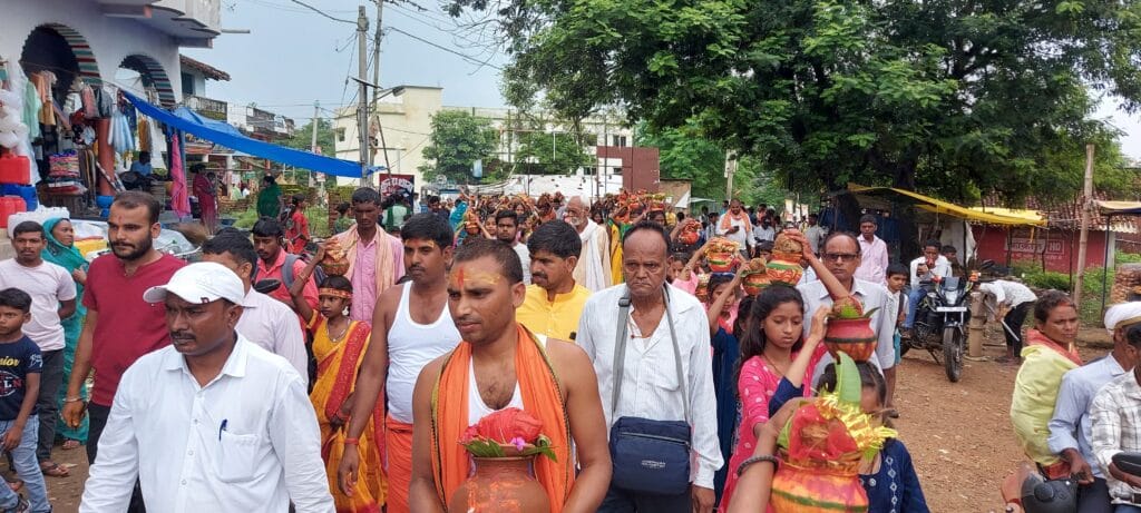 कुंदा महादेव मठ में 501 कलश यात्रा के साथ हरिकीर्तन करते श्रद्धालु