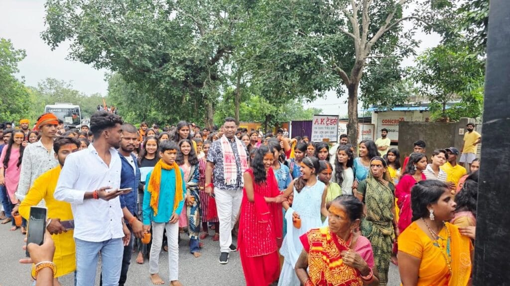 पूर्व मंत्री सत्यानन्द भोगता श्रद्धालुओं से मिलते और श्रावण मास की बधाई देते हुए