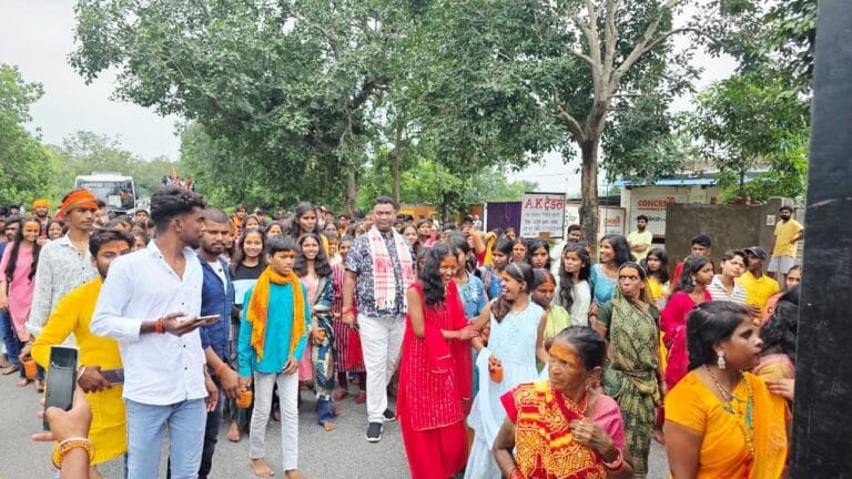 पूर्व मंत्री सत्यानन्द भोगता ने श्रावण मास पर इटखोरी सहस्त्र शिवलिंग जा रहे श्रद्धालुओं से की मुलाकात 8 पूर्व मंत्री सत्यानन्द भोगता श्रद्धालुओं से मिलते और श्रावण मास की बधाई देते हुए