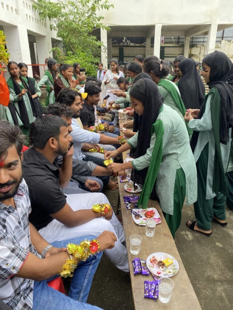 ABVP चतरा इकाई ने रक्षाबंधन का पर्व राज्य संपोषित बालिका प्लस टू उच्च विद्यालय में धूमधाम से मनाया 9 ABVP चतरा इकाई द्वारा रक्षाबंधन कार्यक्रम में छात्राओं ने भाइयों को राखी बांधी