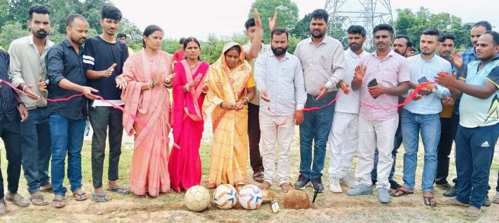 हलमता गांव में फुटबॉल टूर्नामेंट का उद्घाटन करते हुए सरिता देवी और अन्य अतिथि