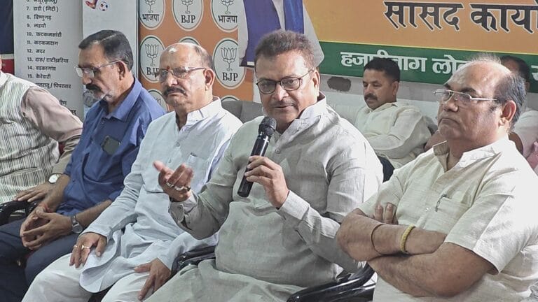 सांसद मनीष जायसवाल ने किया प्रेस-वार्ता, मानसून सत्र की अपनी उपलब्धियां की साझा 12 IMG-20250825-WA0013