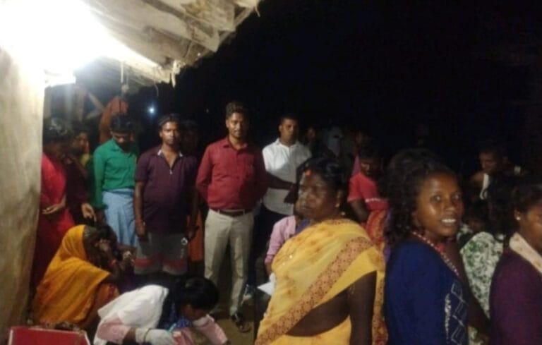 सड़क की कमी से समय पर इलाज न मिलने पर बच्चे की मौत, बाइक से गांव पहुंची स्वास्थ्य टीम ने बचाई कई जानें 2 लालिमाटी गांव में बाइक से पहुंची स्वास्थ्य विभाग की टीम इलाज करते हुए